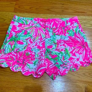 Lilly Pulitzer scallop bottom shorts size 4